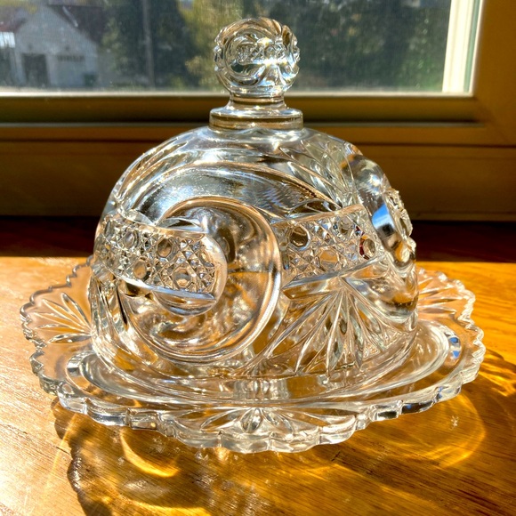 Other - Round dome shaped glass cheese ball/butter dish